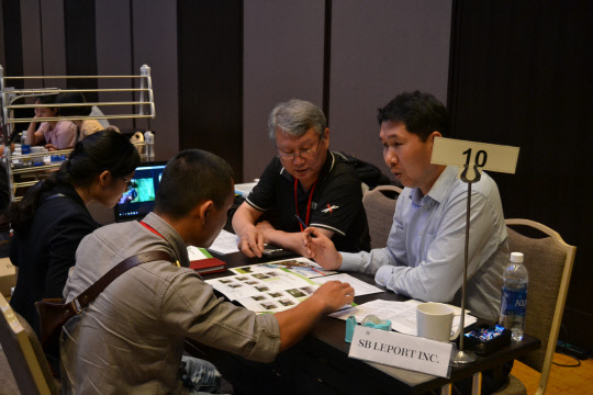 지난 4일부터 9일까지 중소기업중앙회가 베트남 호치민·하노이에서 주최한 중소기업과 현지 기업 간 1대1 비즈니스 상담을 진행하고 있다.  중기중앙회 제공